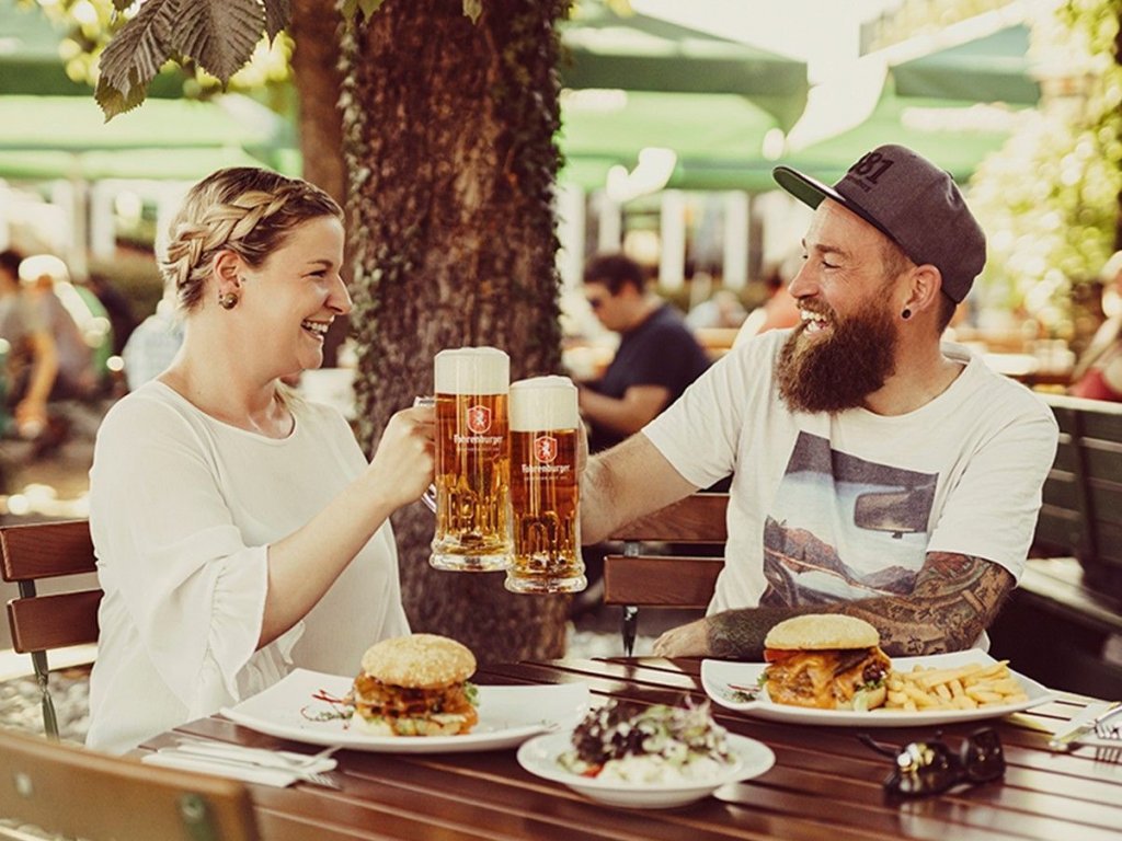 Paar am Essen nach der Bierverkostung in der Fohrenburger Brauerei
